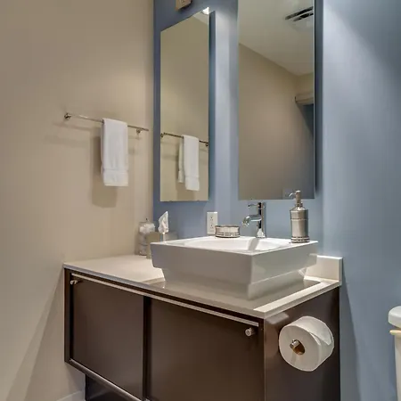 Floor Living 1br 30 Day Min With Rooftop Deck Holiday home Nashville