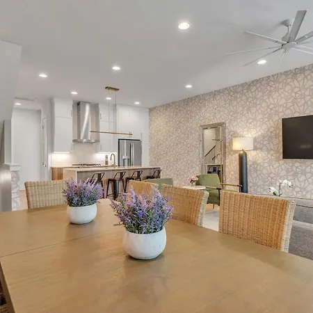 Combined Townhome With 26 Beds - 2 Rooftops! Holiday home Nashville