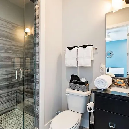 Private With Rooftop Game Near Downtown Holiday home *