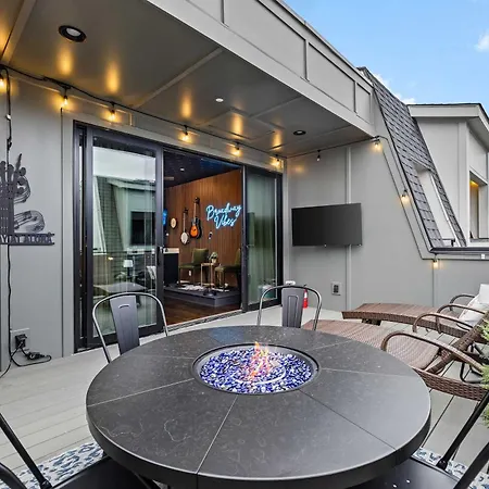 Broadway Honky Tonk Haven With Karaoke Stage! Holiday home Nashville