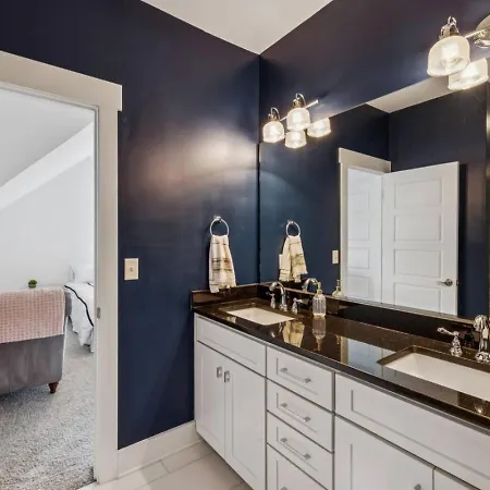 Walk To 12 South And Restaurants With Garage And Golf Simulator Holiday home Nashville