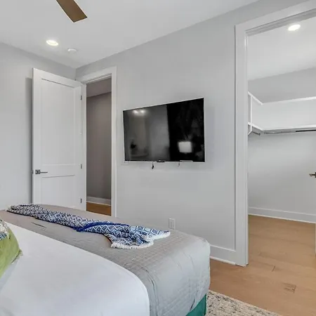 Holiday home Combined Townhome With 26 Beds - 2 Rooftops!