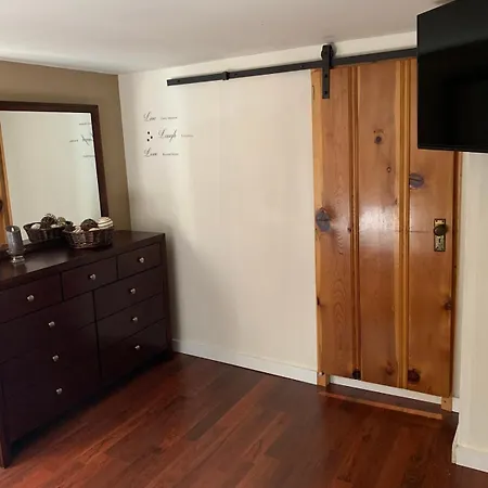 Holiday home Away From Mlnutes! To Broadway & Stadium