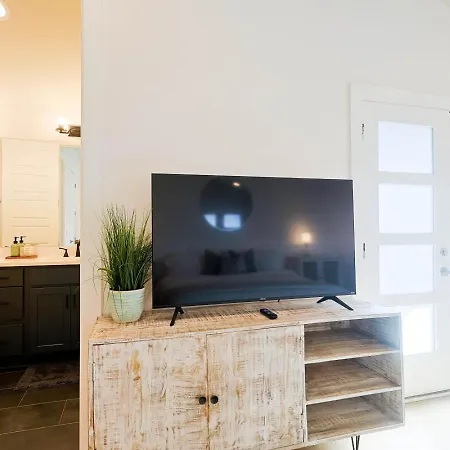Modern Retreat 4 Bedroom 3 5 Ba Walk To East Nash Gems Nashville