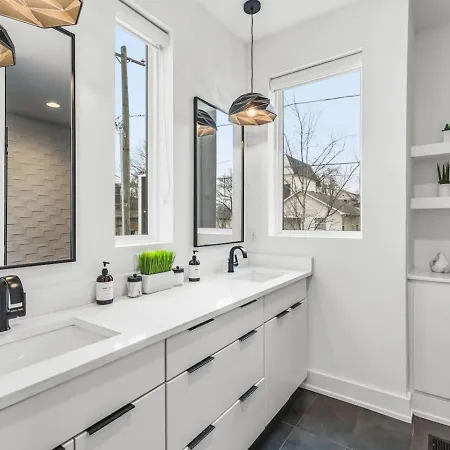 Holiday home View Only 1 Mile To Downtown With Garage And Rooftop *