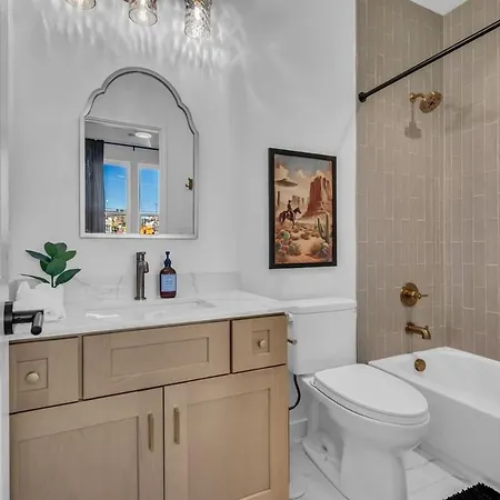 Stylish 5br Retreat W Rooftop Hot Tub Holiday home *