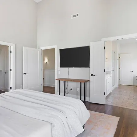 Near Vanderbilt And Belmont With Garage, Pool Table Holiday home Nashville