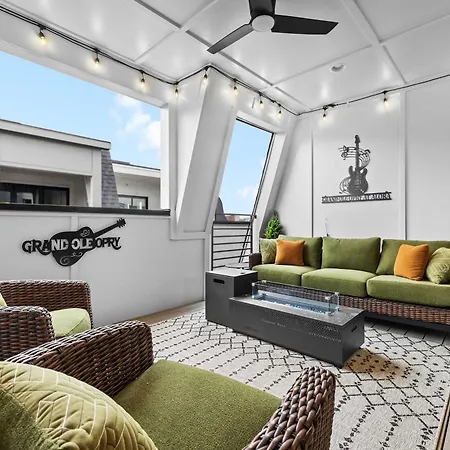 Elegant Nash Karaoke Haven With Rooftop Fire Table Holiday home Nashville