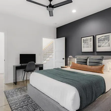 View Only 1 Mile To Downtown With Garage And Rooftop *