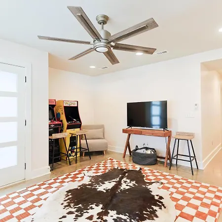 Holiday home Modern Retreat 4 Bedroom 3 5 Ba Walk To East Nash Gems *