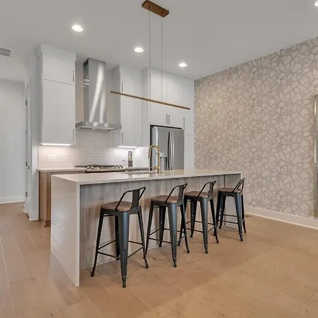 Combined Townhome With 26 Beds - 2 Rooftops! Holiday home *