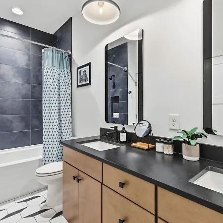 View Only 1 Mile To Downtown With Garage And Rooftop Nashville