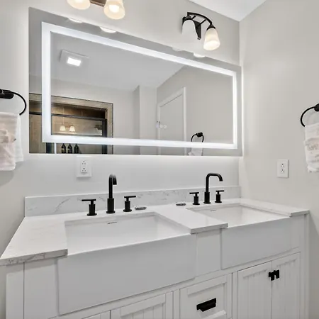 Quiet Retreat Near Opryland & Airport *