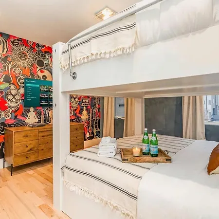 Holiday home Elevator With Rooftop Hot Tub & Spacious Yard *