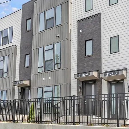Holiday home Combined Townhome With 26 Beds - 2 Rooftops!