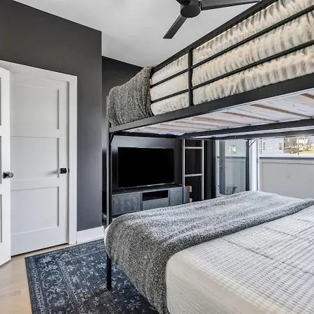 View Only 1 Mile To Downtown With Garage And Rooftop Holiday home