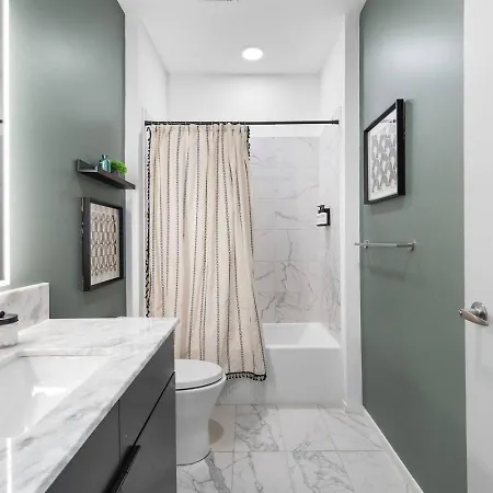 Riverfront Luxury - Walk To Downtown Broadway, Private Patio Holiday home *