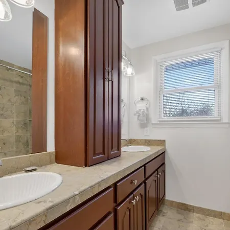 Quiet Retreat Near Opryland & Airport