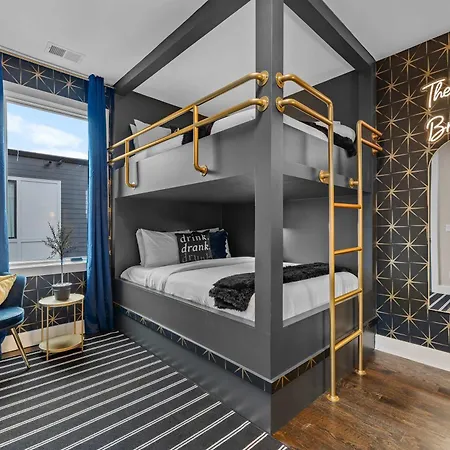 Broadway Honky Tonk Haven With Karaoke Stage! Holiday home
