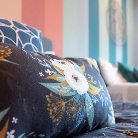Vivid Vocals - Rooftop Views In 12 South Holiday home