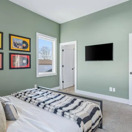 Holiday home Modern House By Downtown With Garage And Fenced-in Yard *