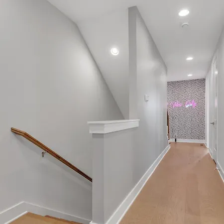 Combined Townhome With 26 Beds - 2 Rooftops!