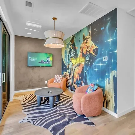 Stylish 5br Retreat W Rooftop Hot Tub *