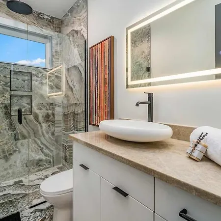Elevator With Rooftop Hot Tub & Spacious Yard