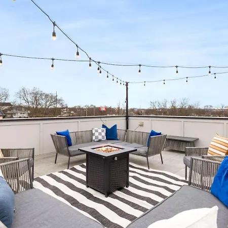 View Only 1 Mile To Downtown With Garage And Rooftop