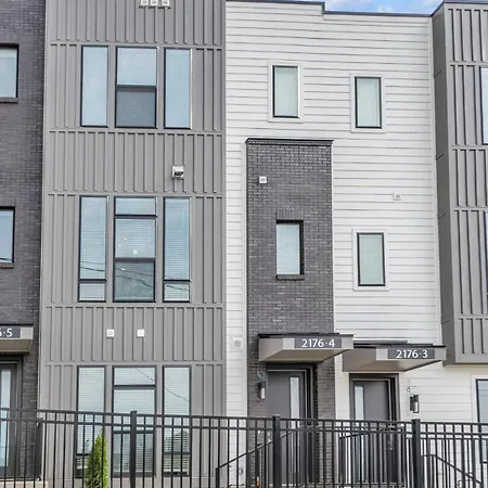 Combined Townhome With 26 Beds - 2 Rooftops! Holiday home Nashville