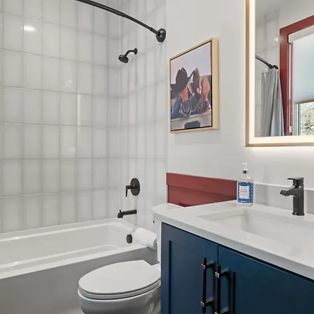 The Musgraves - Modern Music Row With Rooftop Holiday home *