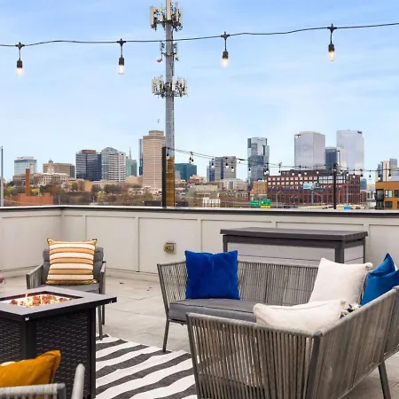 View Only 1 Mile To Downtown With Garage And Rooftop