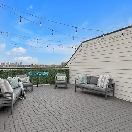 Combined Townhome With 26 Beds - 2 Rooftops! Holiday home *