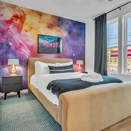 Stylish 5br Retreat W Rooftop Hot Tub Holiday home *