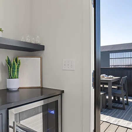 The Linden - Rooftop Views Refined Design New
