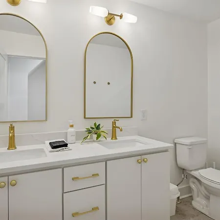Holiday home Chic Nash Townhouse Rooftop Patio And Views