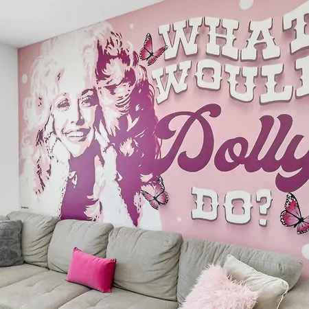 Holiday home Hottub/karaoke-10m Dt-beg Your Parton? Dolly's Hm