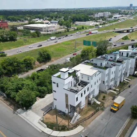Elevator With Rooftop Hot Tub & Spacious Yard Holiday home *