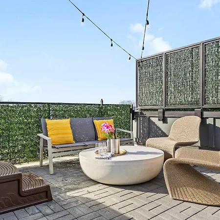 Rooftop Hot Tub Views Parking Mins To Bway Holiday home *
