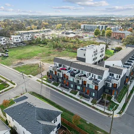 Private With Rooftop Game Near Downtown Holiday home *