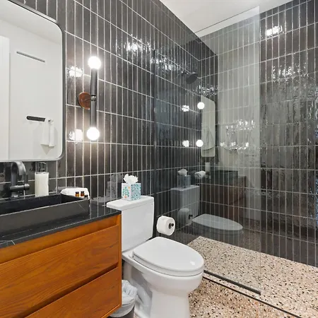The Elmwood & Ashford - 8br Weho Rooftops Holiday home