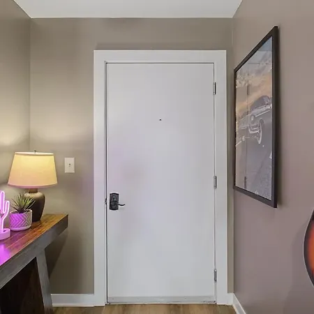 2br In Walkable Area & 5 Mins To Broadway Apartment