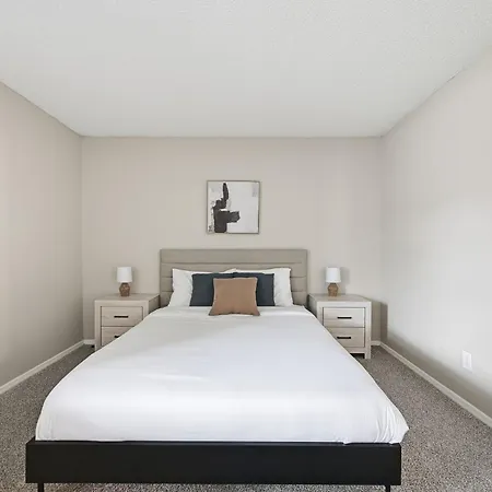 Charming With Fireplace & Dining Area Apartment *