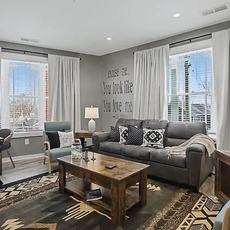 2br In Walkable Area & 5 Mins To Broadway Apartment