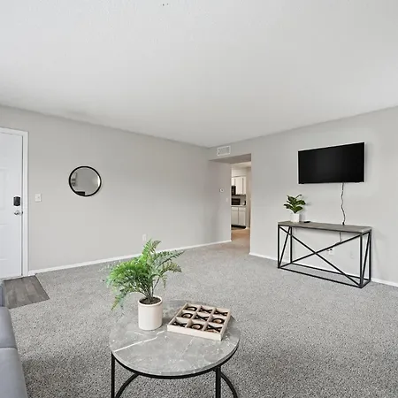 Charming With Fireplace & Dining Area Apartment *