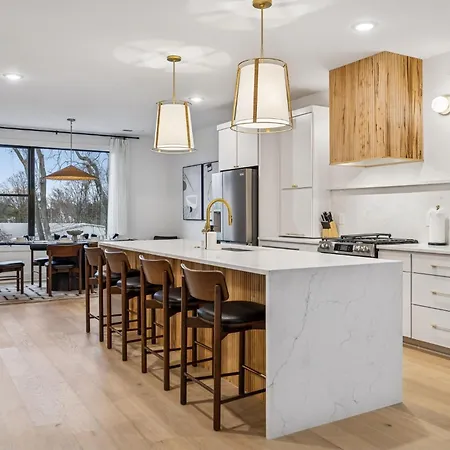 New Modern Escape With Rooftop Hot Tub *