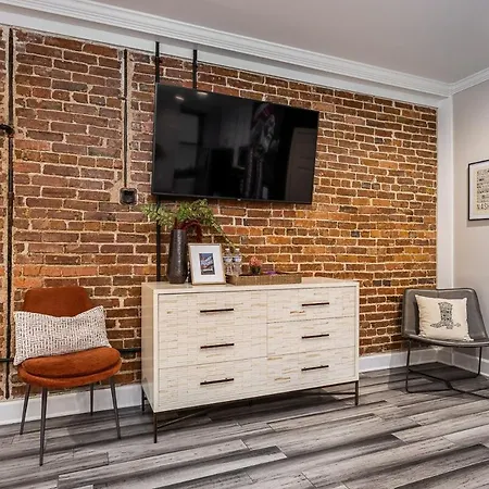 Music Memories Downtown - Parking Included Apartment *