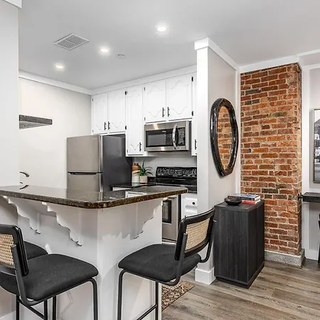 Apartment Music Dreams Downtown - Parking Included *