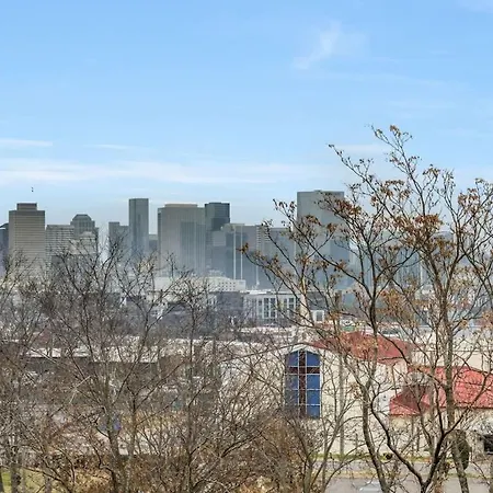 Huge Private Patio With Games & Skyline Views Apartment Nashville
