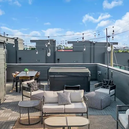Apartment Luxe Urban Retreat - Private Rooftop Hot Tub Deck